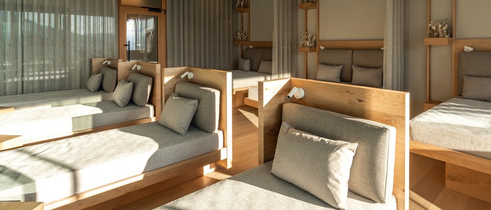 Ultime novità e storie da Valdaora Sala relax moderna con lettini comodi e decorazioni in legno alla luce naturale