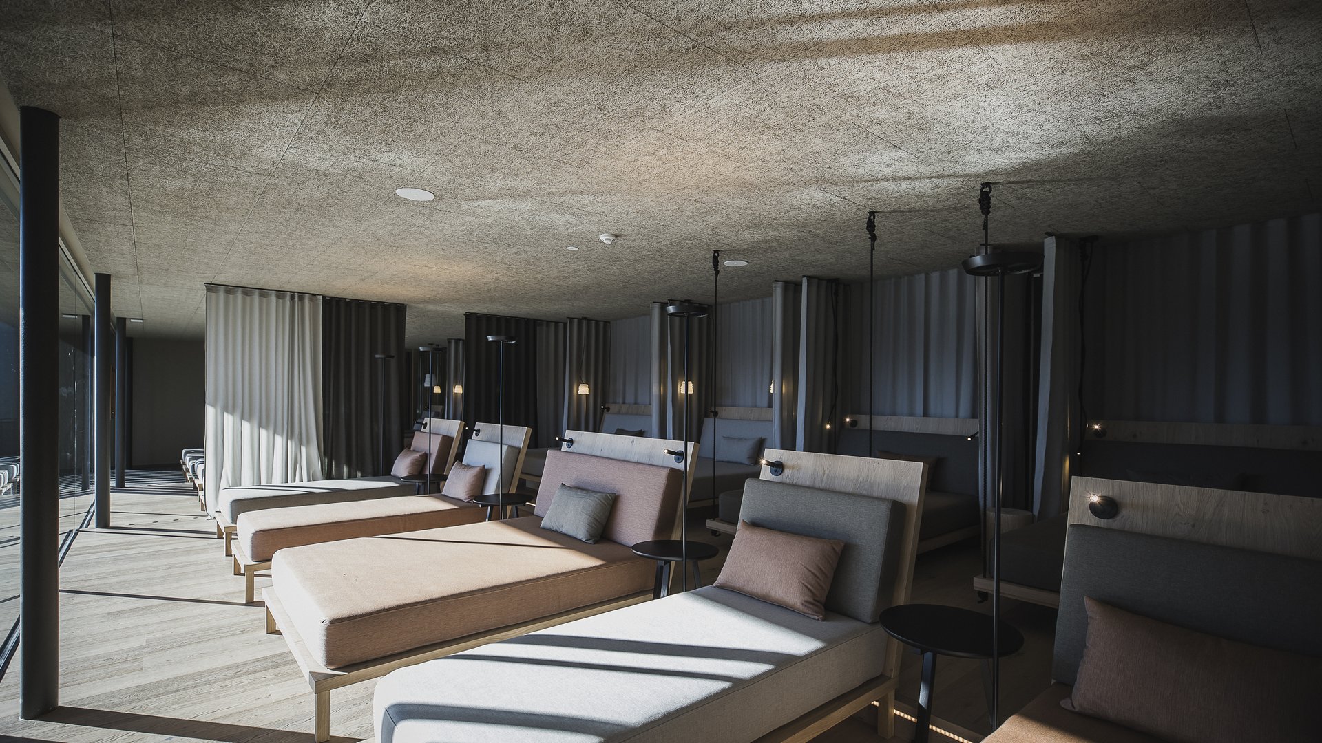 Our sauna, Plan de Corones/Kronplatz in full view Modern lounge with multiple padded loungers and natural daylight