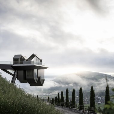 Press & Awards Punto di osservazione moderno su pilastri con vista sulla valle nebbiosa e le montagne