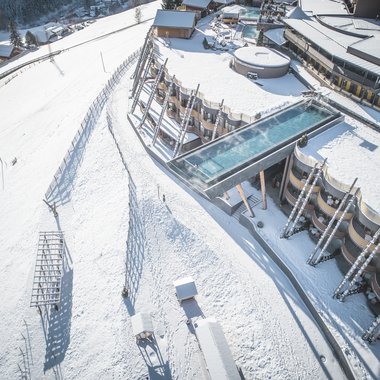 Am Kronplatz: Übernachtung vom Feinsten Moderne Unterkunft mit beheiztem Außenpool über verschneitem Hang