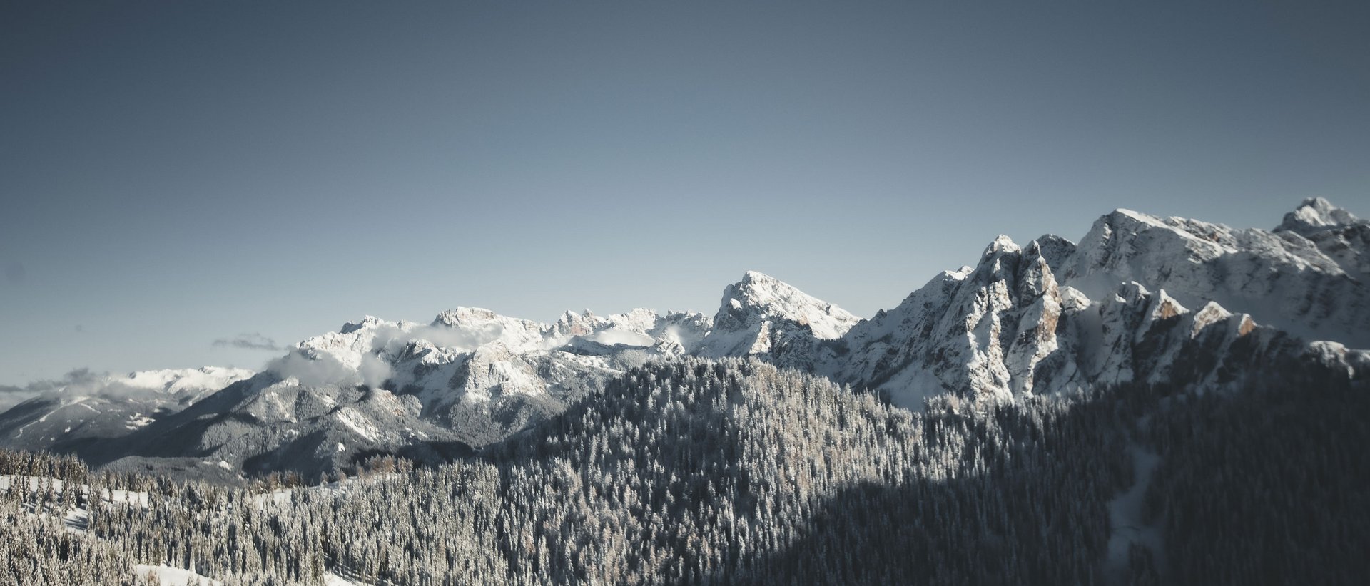 Aktivurlaub in Südtirol: ein Erlebnis Schneebedeckte Berge unter klarem Himmel