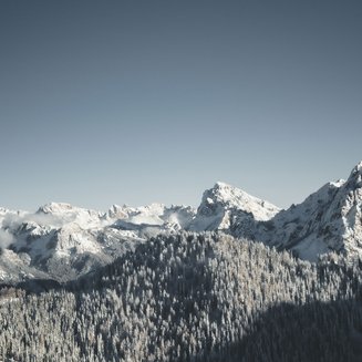 Unsere Parks, Ihre Rückzugsorte Schneebedeckte Berge unter klarem Himmel