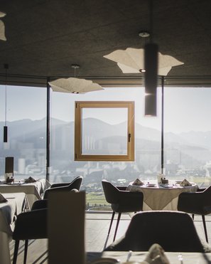 Bruneck: Shopping und mehr Restaurant mit Panoramablick auf Berge und Tal bei Tageslicht