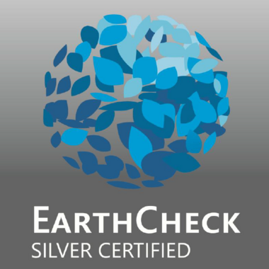 Awards & Press EarthCheck Silber zertifiziertes Logo mit blauen Blättern auf grauem Hintergrund