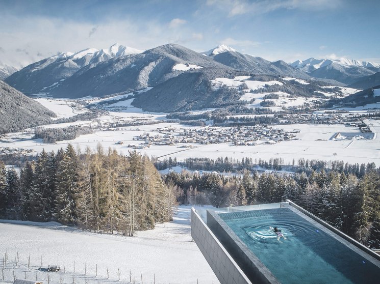 Unsere Parks, Ihre Rückzugsorte Schwimmbad mit Bergblick im Winter mit verschneiter Landschaft