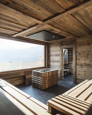 Bruneck: Shopping und mehr Moderne Sauna mit großer Fensterfront und Blick auf Berge