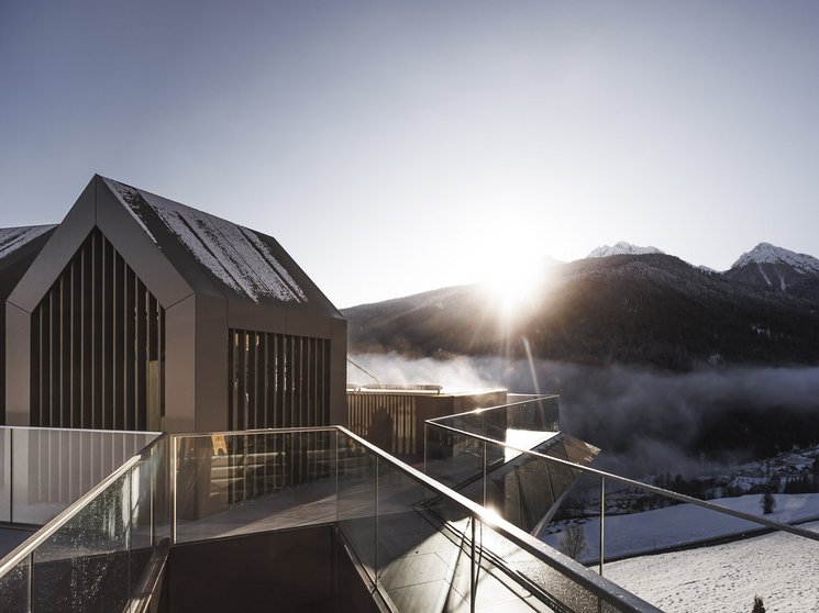 Heaven & Hell, i nostri nuovi highlight Terrazza moderna con parapetto in vetro e montagne innevate al sole