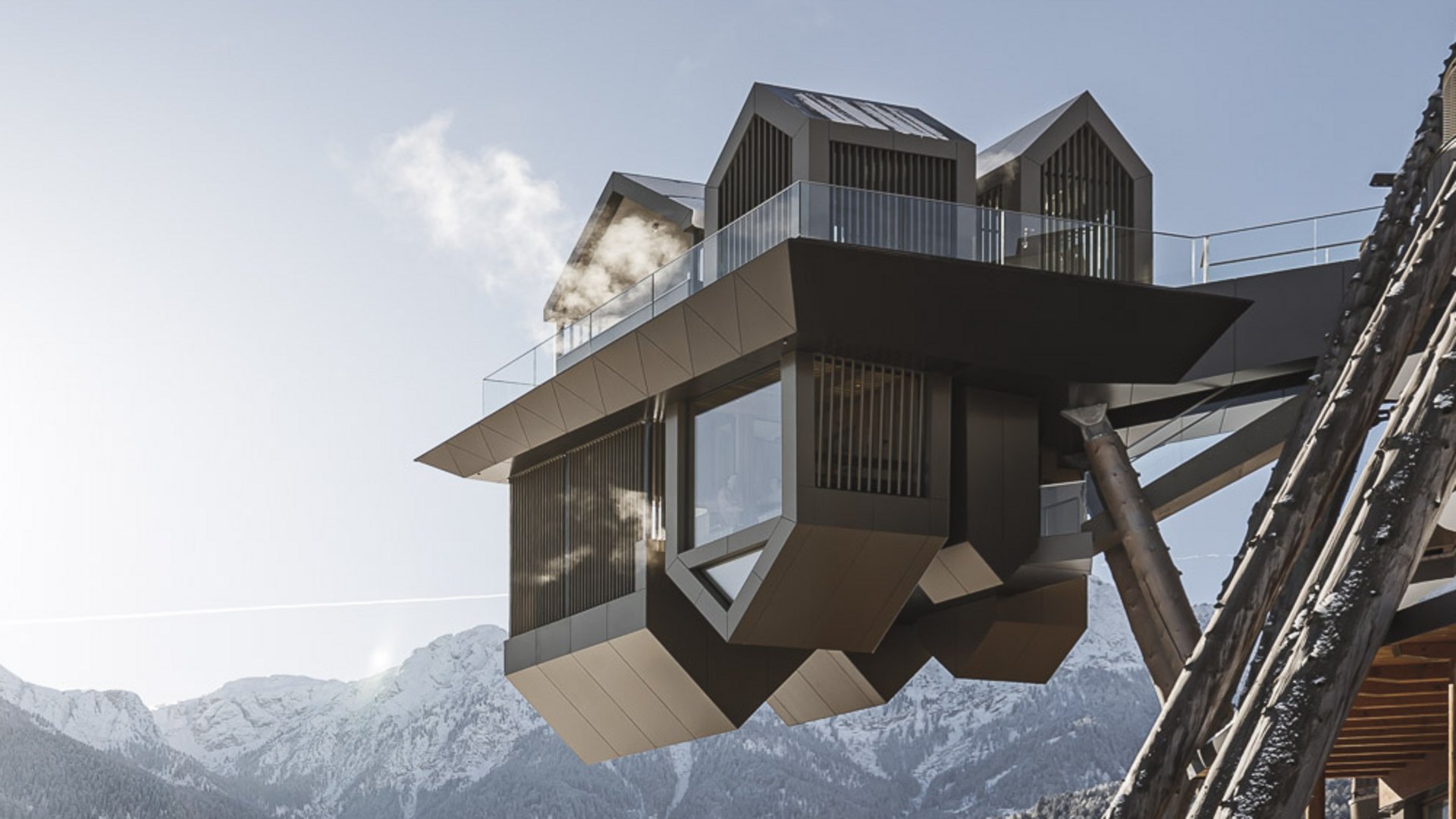 Il nostro hotel con infinity pool in Alto Adige: una meraviglia Balcone moderno con vista sulle montagne innevate e luce solare