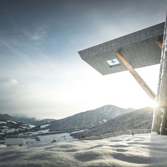 Bruneck: Shopping und mehr Schneebedeckte Berge mit modernem Gebäude und Sonnenlicht im Tal